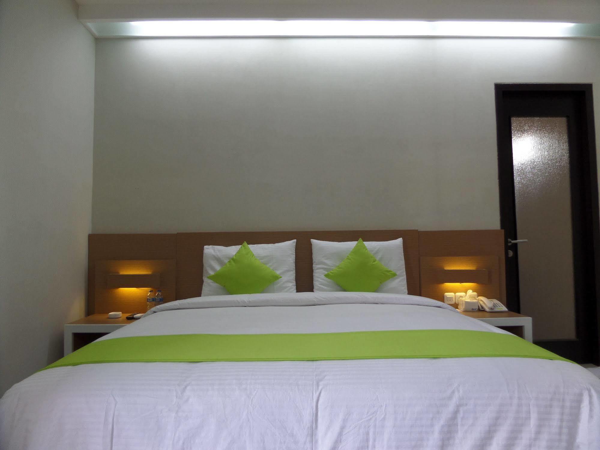 Shinta Guesthouse Malang Eksteriør bilde