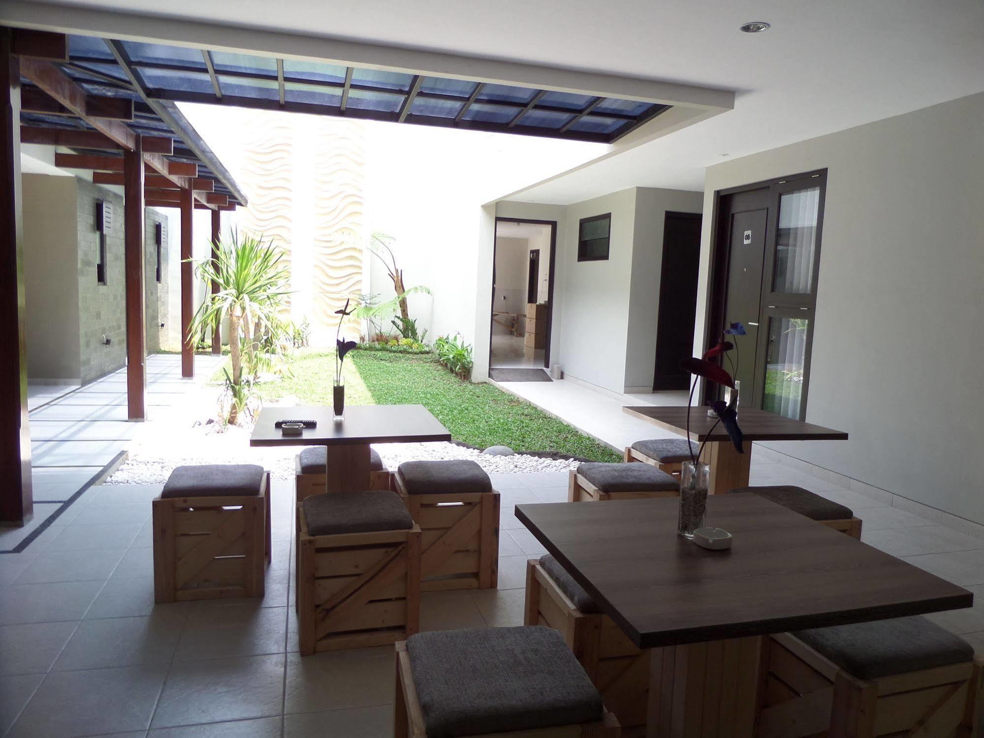 Shinta Guesthouse Malang Eksteriør bilde