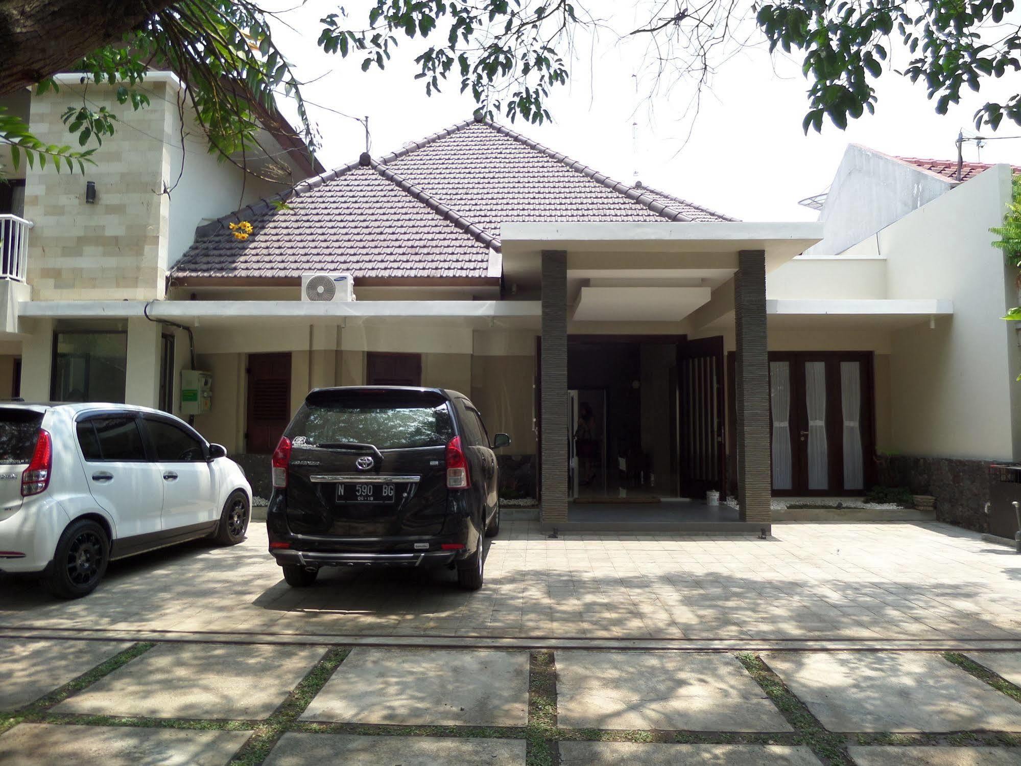 Shinta Guesthouse Malang Eksteriør bilde