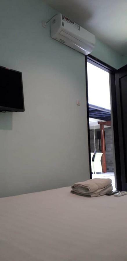 Shinta Guesthouse Malang Eksteriør bilde